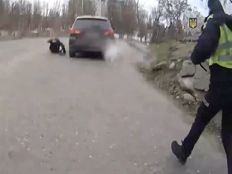 В Киеве водитель отрицал военное положение и наехал на полицейского 