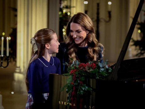 Принцессы Кэтрин и Шарлотта сыграли дуэтом на рождественском концерте