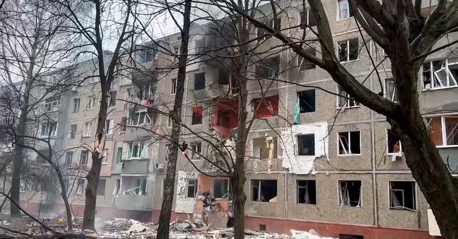 У Чернігові дрон влучив у п'ятиповерхівку: один загиблий, п'ятеро поранених