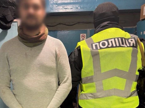 В киевском метро мужчина устроил драку и ранил ножом двух пассажиров 