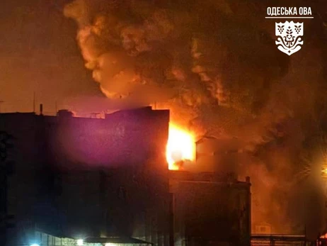 РФ знову вдарила по об'єкту інфраструктури в Одесі, на місці влучення – велика пожежа
