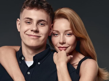 17-летний сын Тины Кароль вручил ей цветы во время концерта во Львове