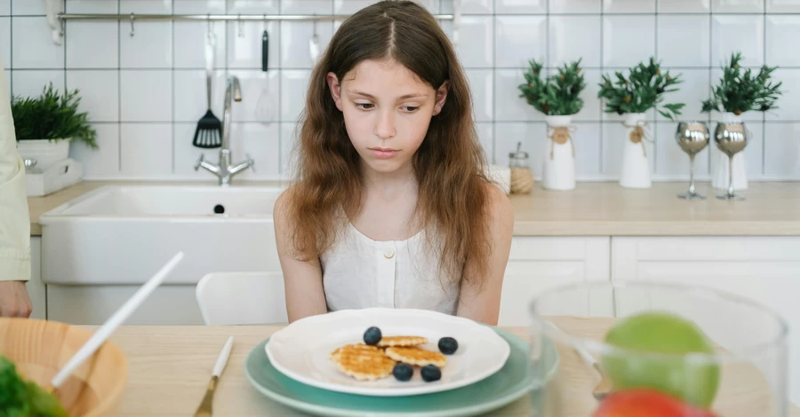 Ребенок отказывается есть обычную еду: почему это происходит и что делать родителям?