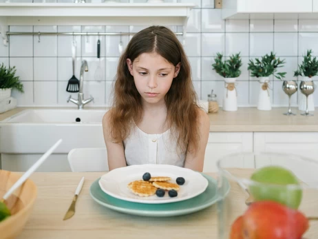 Дитина відмовляється їсти звичайну їжу: чому це відбувається і що робити батькам?