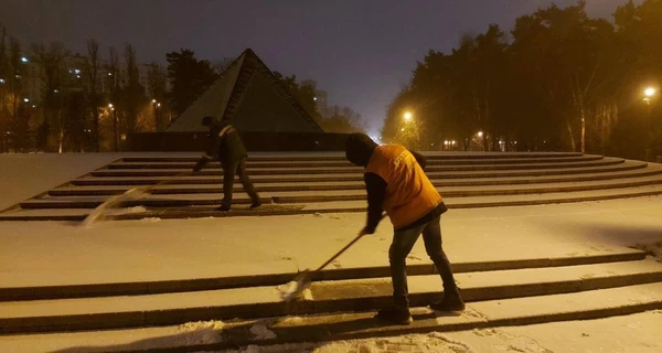 Киев засыпает снегом – власти предупредили о гололедице и сильном ветре