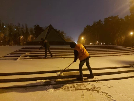 Киев засыпает снегом – власти предупредили о гололедице и сильном ветре