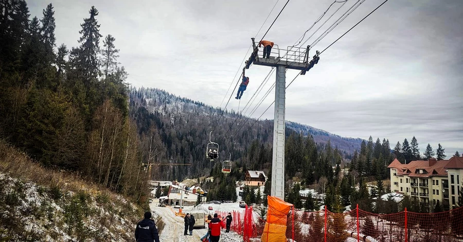 На гірськолижному курорті у Львівській області зупинився крісельний підйомник, на якому близько 80 людей