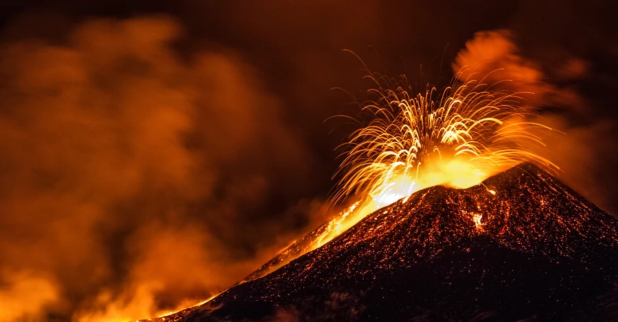 На Сицилии активизировался вулкан Этна - в кратерах зафиксированы взрывы и выбросы пепла 
