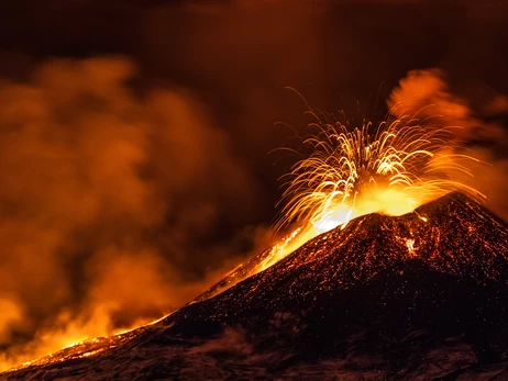 На Сицилії активізувався вулкан Етна - у кратерах зафіксовано вибухи та викиди попелу 