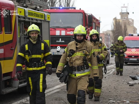 В Киеве продолжаются аварийные работы - повреждены более 10 многоэтажек, перебои с теплом и водой