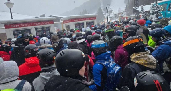 В Буковеле стартовал горнолыжный сезон - сотни людей стоят в очередях
