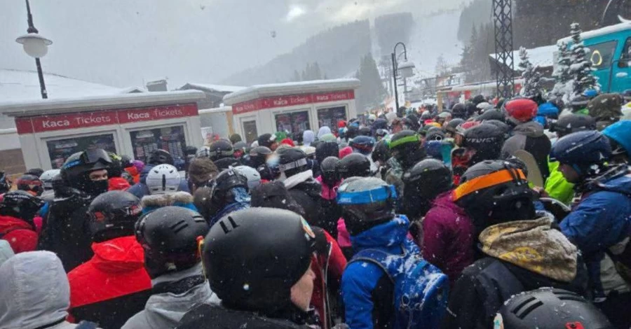 В Буковеле стартовал горнолыжный сезон - сотни людей стоят в очередях
