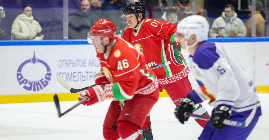 Лукашенка під час хокейного матчу збив колега по команді