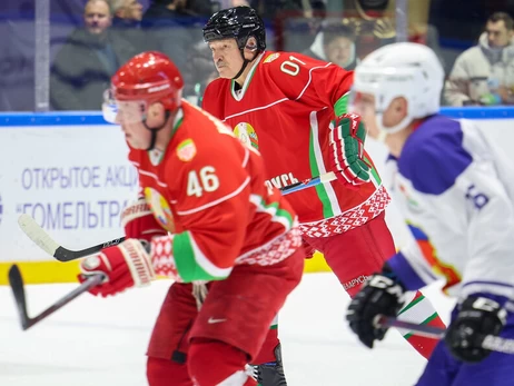 Лукашенка під час хокейного матчу збив колега по команді