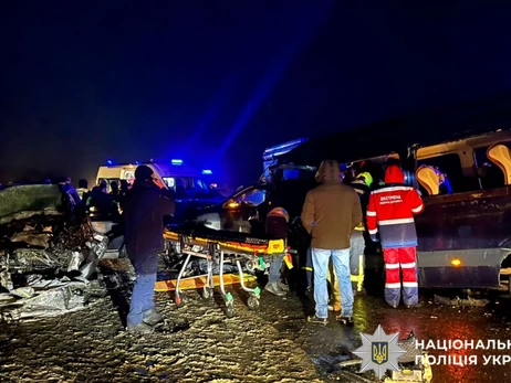 На трасі Київ - Харків зіткнулись автобус і два автомобілі, є загиблий і багато постраждалих