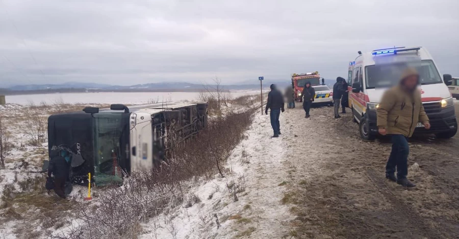 На Івано-Франківщині перекинувся автобус: одна людина загинула, дев'ять у лікарні