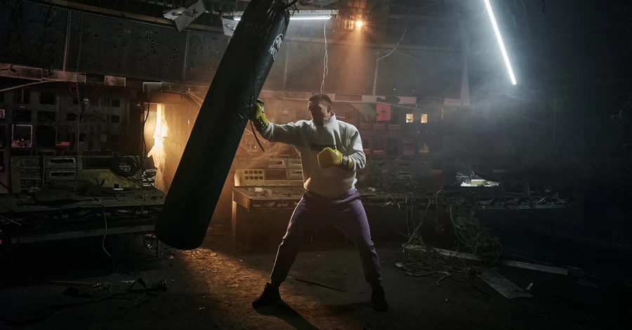 Тренування Усика на зруйнованій ТЕС назвали однією з найкращих фотографій 2025 року