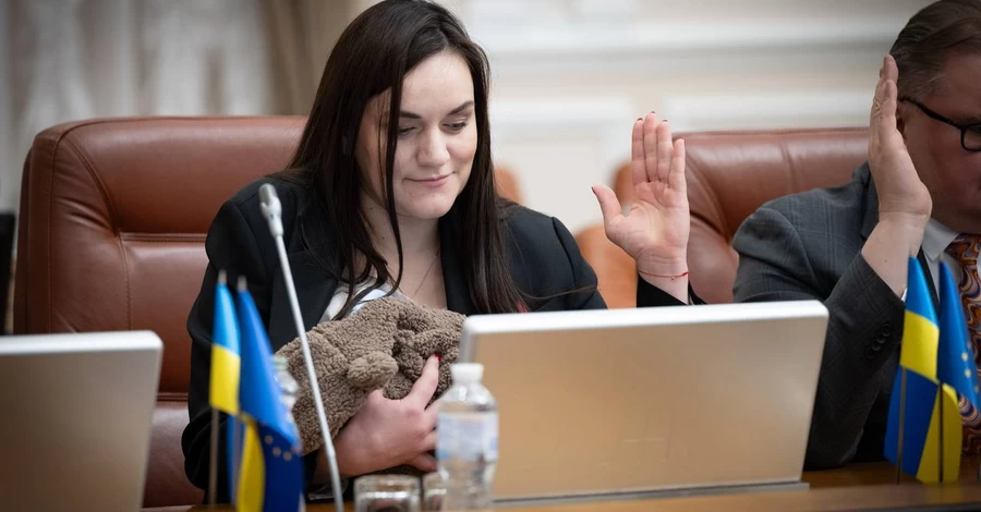 Самый светлый итог последнего заседания правительства в 2025 году – Бережная пришла в Кабмин с новорожденной дочерью