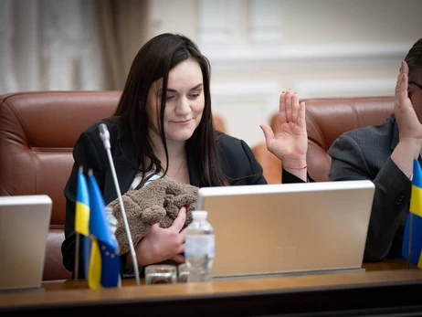 Найсвітліший підсумок останнього засідання уряду в 2025 році - Бережна прийшла до Кабміну з новонародженою дочкою