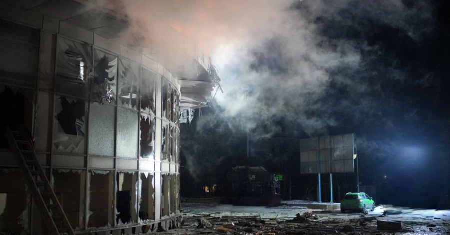 Россияне массированно атаковали Запорожье, повреждена инфраструктура и горят многоэтажки