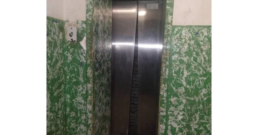 У Львові компанія нетверезих молодиків розхитала кабіну ліфта і один з хлопців впав у шахту