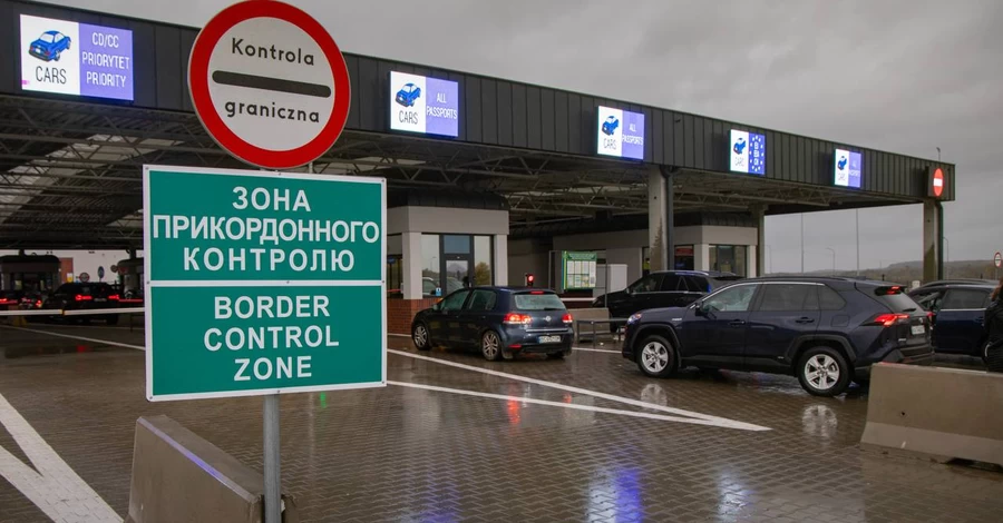 На кордоні суттєво зріс пасажиропотік, прикордонники працюють у посиленому режимі  