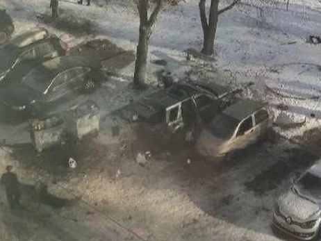 В Киеве возле жилых домов взорвался внедорожник, есть травмированные