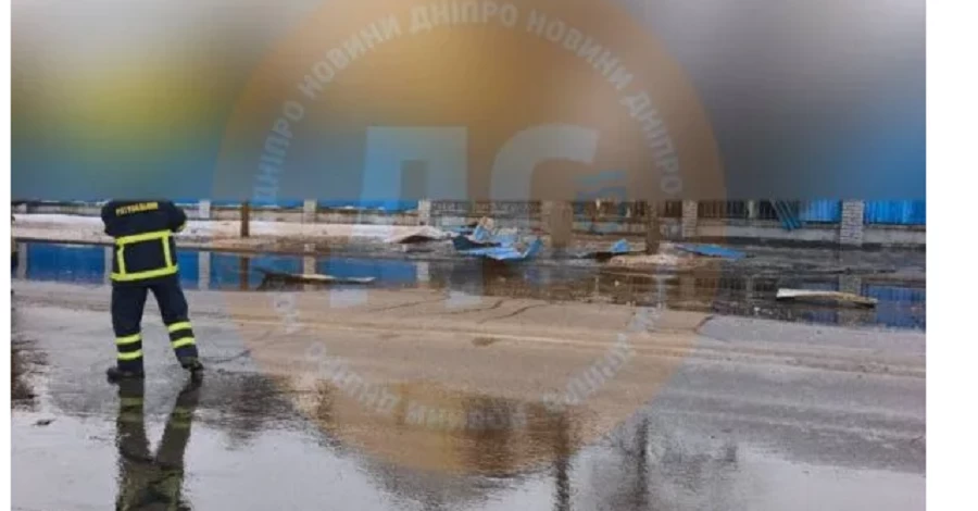 В результате дроновой атаки РФ на Днепр на дороги вылились 300 тонн масла