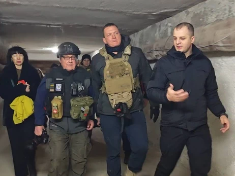 Говард Баффет посетил подземную больницу Херсона и детский праздник