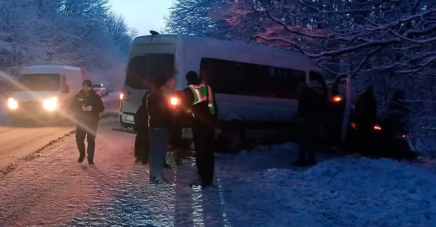 В Харьковской области машина врезалась в автобус с пассажирами, пострадали 18 человек