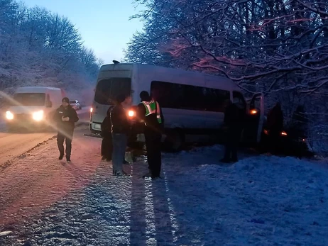 В Харьковской области машина врезалась в автобус с пассажирами, пострадали 18 человек
