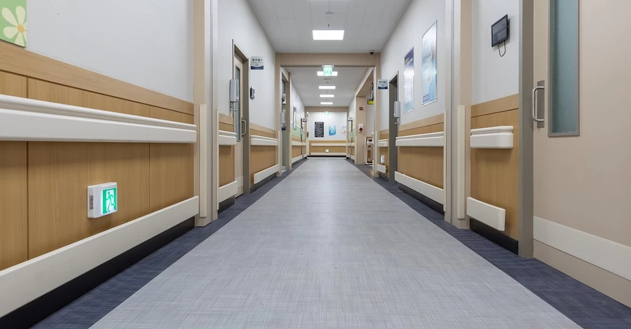 Девушку, которая в Киеве упала в яму с кипятком, эвакуировали в Германию