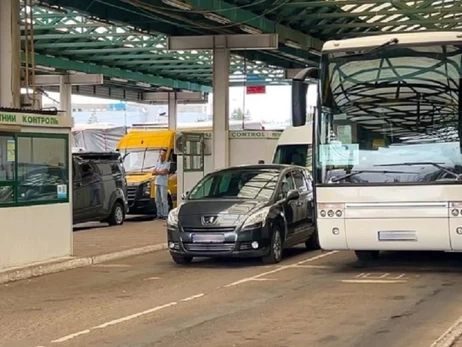 Перевозчик, на автобусе которого ехал итальянский фанат Путина, отказался везти его назад