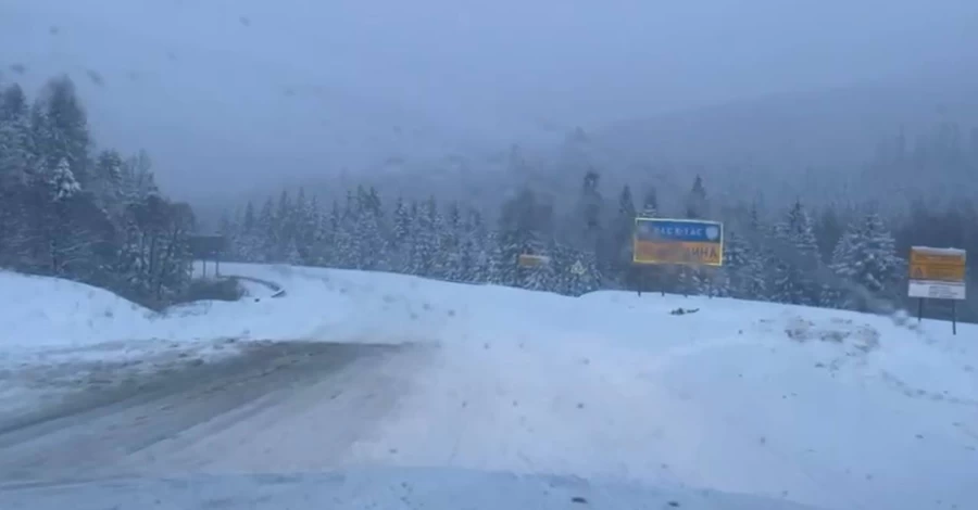 Сніг засипає Львівщину, а вулиці Києва перетворилися на ковзанку - комунальники борються з негодою