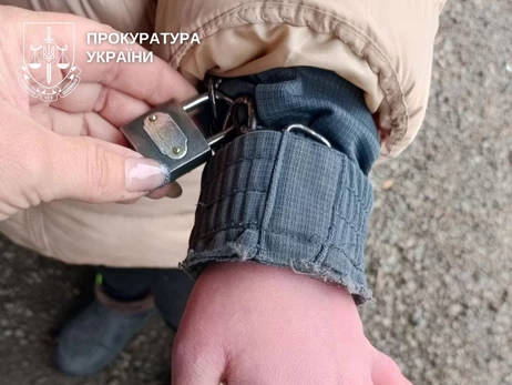 В детдоме в Кировоградской области девочку с инвалидностью держали в цепях
