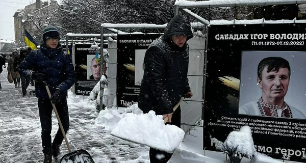 Мер Франківська Марцінків прибирав сніг лопатою у центрі міста