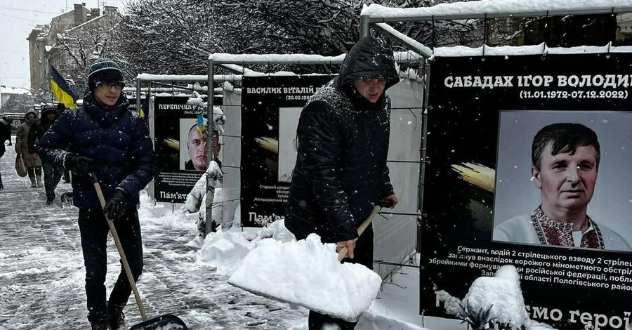 Мэр Франковска Марцинкив убирал снег лопатой в центре города