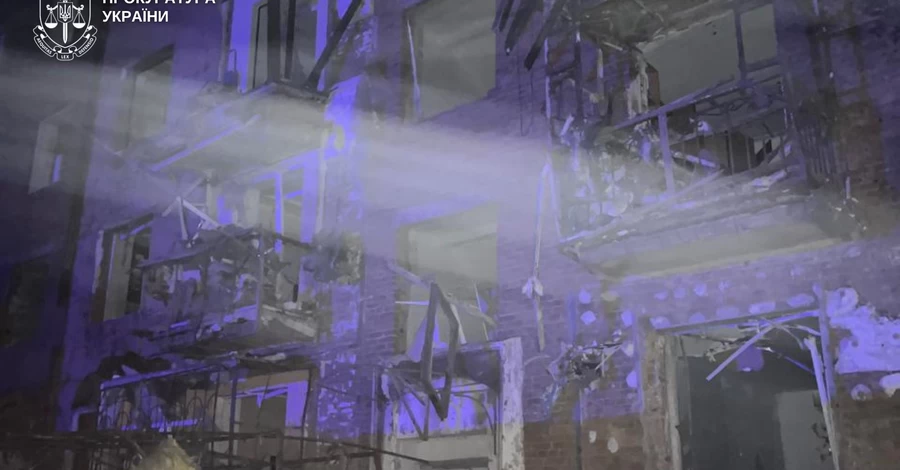 В Кривом Роге число пострадавших из-за ракетного удара возросло до 17, спасатели продолжают разбор завалов