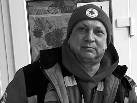 Во время повторного российского удара по Киеву погиб 56-летний медик Сергей Смоляк