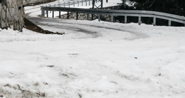 Чим найкраще посипати доріжки в ожеледь: сіль і пісок не підходять