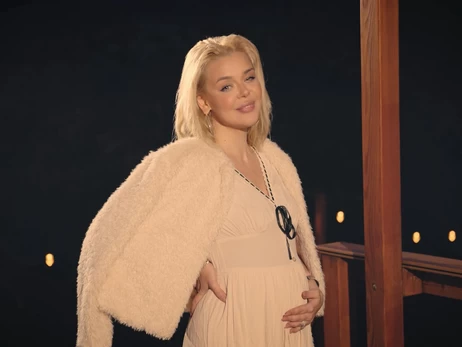 Алина Гросу заявила о беременности и показала лицо избранника в новом клипе