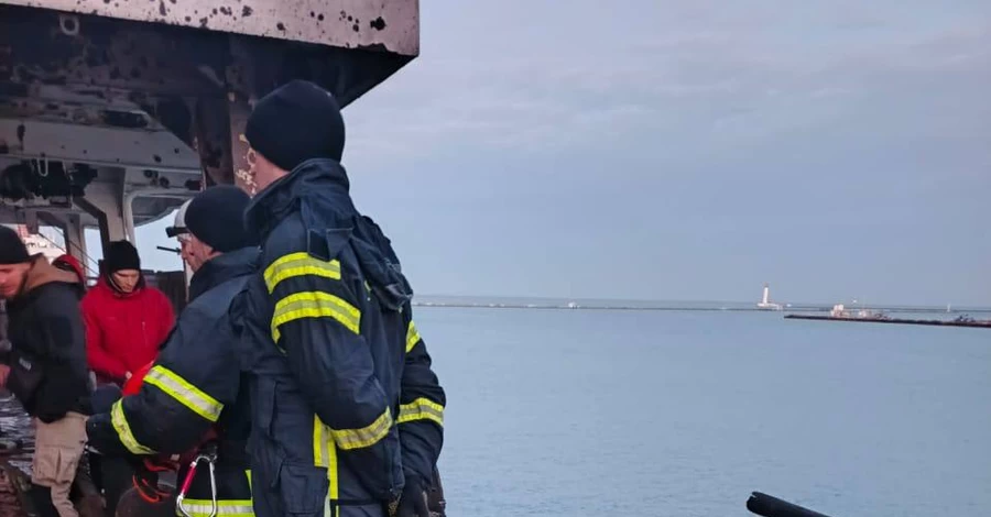 Росія атакувала два цивільні судна в українських портах, є поранений 