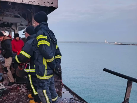 Росія атакувала два цивільні судна в українських портах, є поранений 