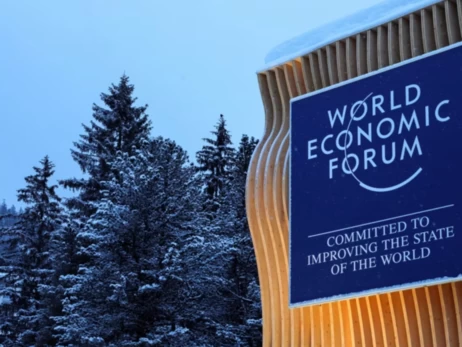 Экономический форум в Давосе: основатель ушел в отставку, а делегация США арендовала церковь