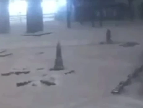 Продовжив чистити сніг під час «прильоту»: львівський комунальник став героєм соцмереж