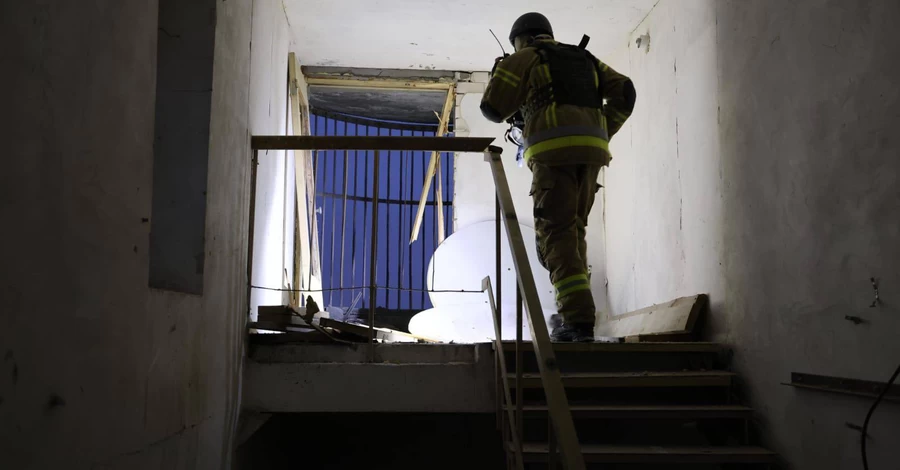 В Киеве обломки дрона упали на 15-этажный жилой дом