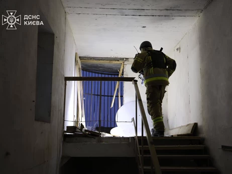 В Киеве обломки дрона упали на 15-этажный жилой дом