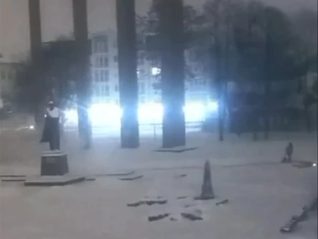 Садовий - комунальниці, що прибирала сніг під час вибуху дрону: Не знаю, чи то Вам дякувати, чи то Вас сварити