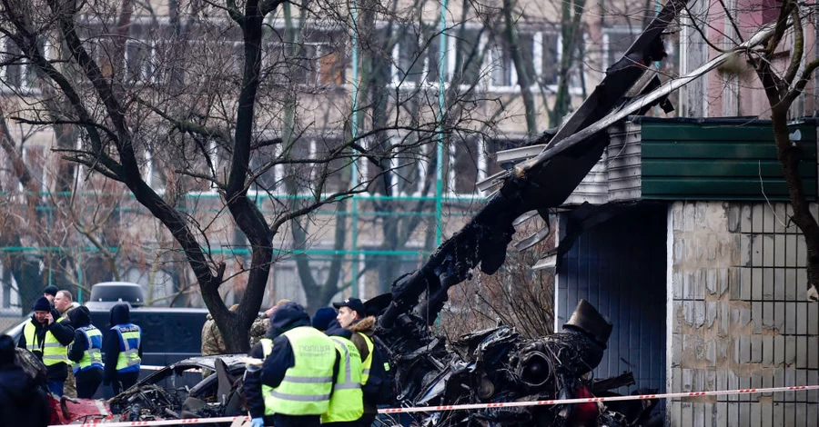 Украинцы чтят память жертв авиакатастрофы в Броварах, в которой погибло руководство МВД