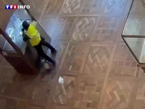 Французькі телеканали показали відео пограбування Лувру, на яких видно безпорадних охоронців